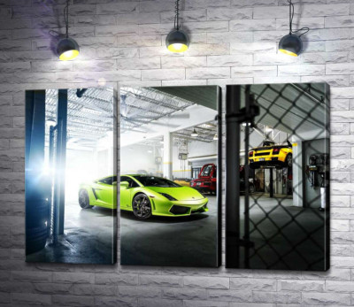 Модульная картина "Яркий зеленый Ламборгини (Lamborghini Gallardo) стоит в тени гаража"