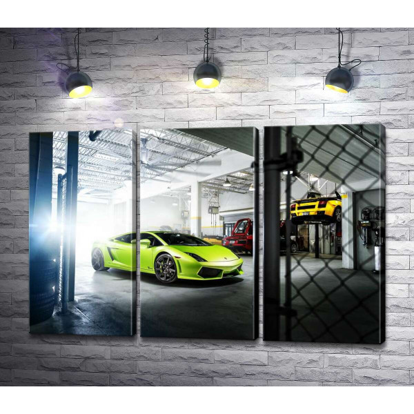 Яскравий зелений Ламборгіні (Lamborghini Gallardo) стоїть в тіні гаража