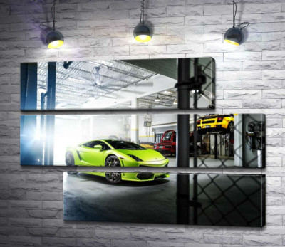Модульна картина "Яскравий зелений Ламборгіні (Lamborghini Gallardo) стоїть в тіні гаража"
