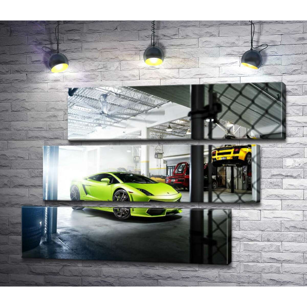 Яркий зеленый Ламборгини (Lamborghini Gallardo) стоит в тени гаража
