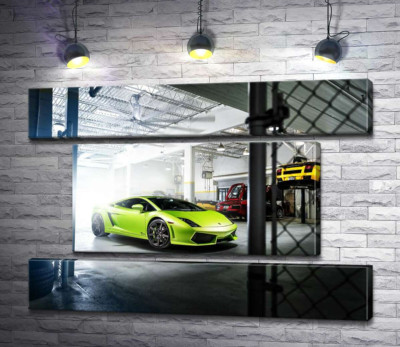 Яркий зеленый Ламборгини (Lamborghini Gallardo) стоит в тени гаража