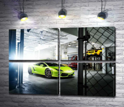 Яскравий зелений Ламборгіні (Lamborghini Gallardo) стоїть в тіні гаража