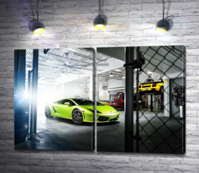Яскравий зелений Ламборгіні (Lamborghini Gallardo) стоїть в тіні гаража