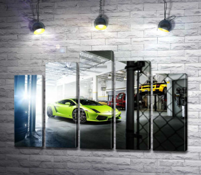 Модульна картина "Яскравий зелений Ламборгіні (Lamborghini Gallardo) стоїть в тіні гаража"
