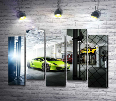 Яскравий зелений Ламборгіні (Lamborghini Gallardo) стоїть в тіні гаража