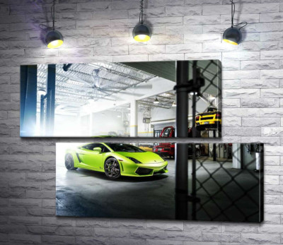 Яскравий зелений Ламборгіні (Lamborghini Gallardo) стоїть в тіні гаража