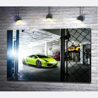 Яскравий зелений Ламборгіні (Lamborghini Gallardo) стоїть в тіні гаража