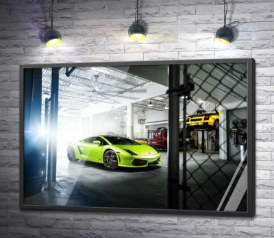 Постер "Яскравий зелений Ламборгіні (Lamborghini Gallardo) стоїть в тіні гаража"