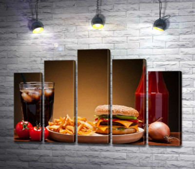 Бургер, картофель-фри и кетчуп с холодной Кока-колой (Coca-cola)