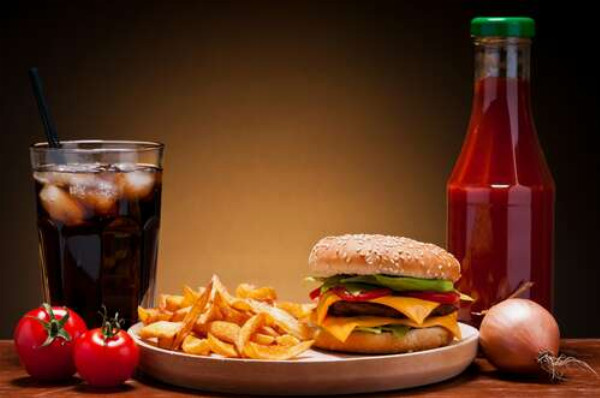 Бургер, картофель-фри и кетчуп с холодной Кока-колой (Coca-cola)