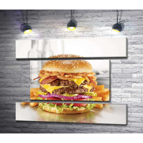 Сытный ланч: двойной гамбургер с картофелем-фри