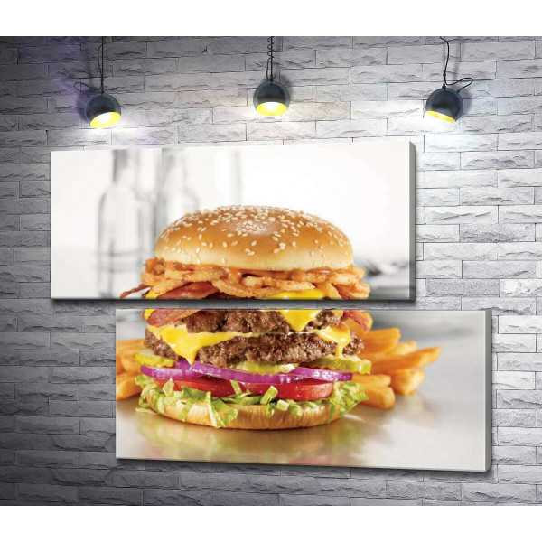 Сытный ланч: двойной гамбургер с картофелем-фри