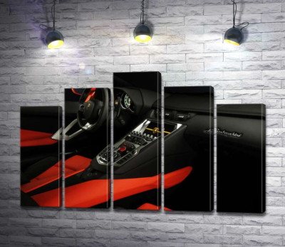 Изысканный салон автомобиля Ламборгини (Lamborghini) в красно-черных тонах