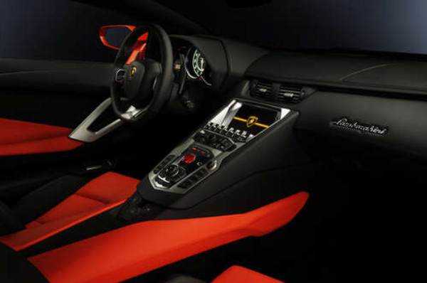 Изысканный салон автомобиля Ламборгини (Lamborghini) в красно-черных тонах