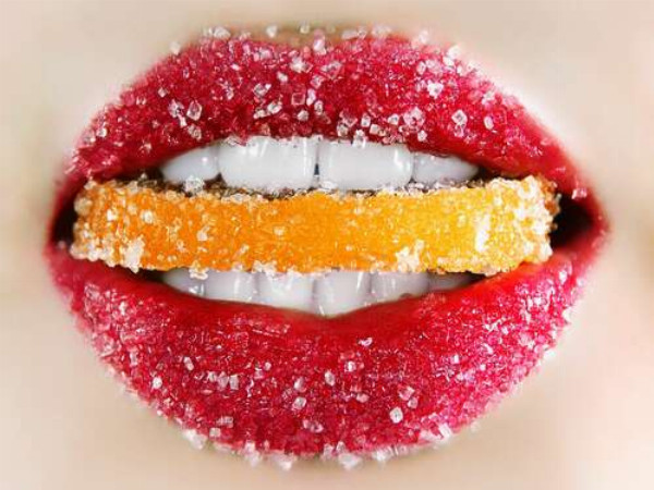 Цукрові губи кусають апельсиновий мармелад