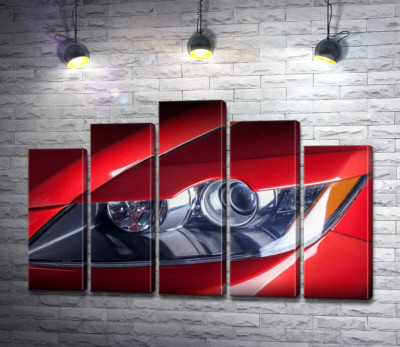 Вигини фари червоного автомобіля Mazda CX-7