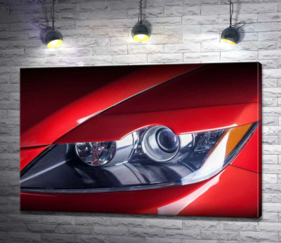 Изгиб фары красного автомобиля Mazda CX-7