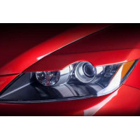Изгиб фары красного автомобиля Mazda CX-7