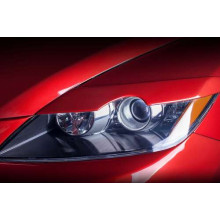 Изгиб фары красного автомобиля Mazda CX-7