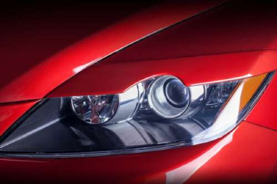Вигини фари червоного автомобіля Mazda CX-7