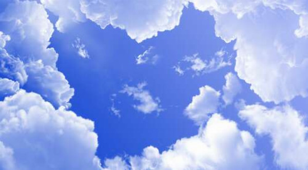 Серце з небесної блакиті в рамці із пухнастих хмар