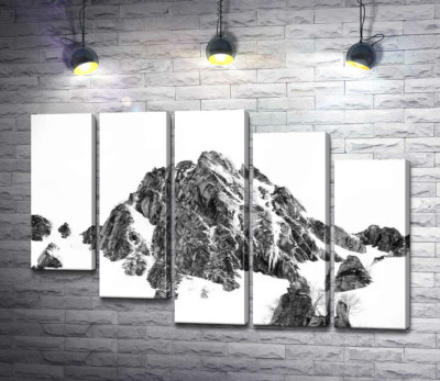 Заснеженые камни вершины горы Монблан (Mont Blanc)