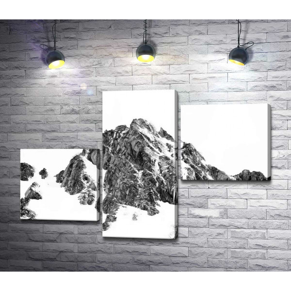 Заснеженые камни вершины горы Монблан (Mont Blanc)