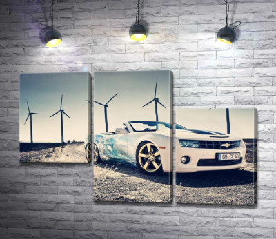Модульна картина "Білий автомобіль кабріолет Chevrolet Camaro на фоні вітряних електростанцій"