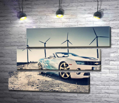 Білий автомобіль кабріолет Chevrolet Camaro на фоні вітряних електростанцій