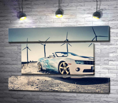 Белый автомобиль кабриолет Chevrolet Camaro на фоне ветряных электростанций