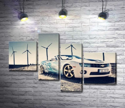 Белый автомобиль кабриолет Chevrolet Camaro на фоне ветряных электростанций