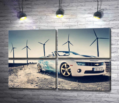 Белый автомобиль кабриолет Chevrolet Camaro на фоне ветряных электростанций