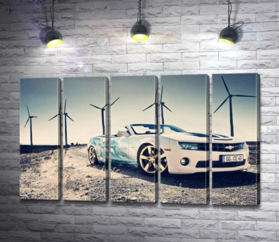 Белый автомобиль кабриолет Chevrolet Camaro на фоне ветряных электростанций