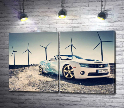 Модульна картина "Білий автомобіль кабріолет Chevrolet Camaro на фоні вітряних електростанцій"