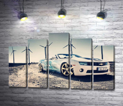 Модульная картина "Белый автомобиль кабриолет Chevrolet Camaro на фоне ветряных электростанций"