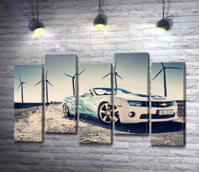 Модульна картина "Білий автомобіль кабріолет Chevrolet Camaro на фоні вітряних електростанцій"
