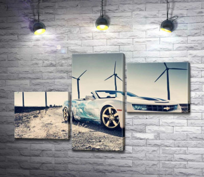 Модульная картина "Белый автомобиль кабриолет Chevrolet Camaro на фоне ветряных электростанций"