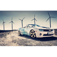Білий автомобіль кабріолет Chevrolet Camaro на фоні вітряних електростанцій