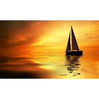Темный силуэт яхты выделяется на оранжевом слиянии моря и неба