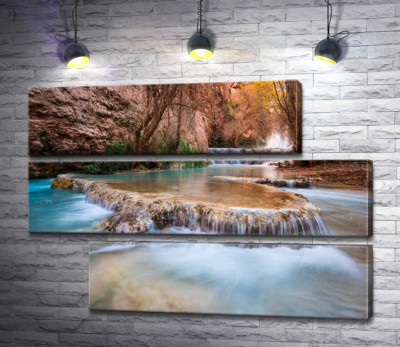 Модульна картина "Каскади прозорої води водоспадів Хавасу (Havasu Falls) серед осінніх дерев"