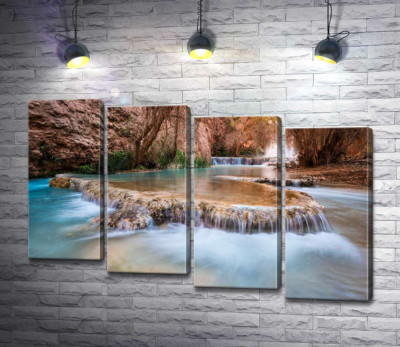 Каскады прозрачной воды водопадов Хавасу (Havasu Falls) среди осенних деревьев