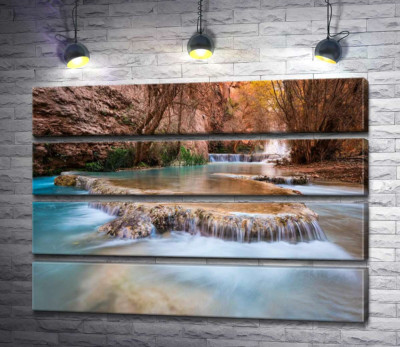 Каскады прозрачной воды водопадов Хавасу (Havasu Falls) среди осенних деревьев