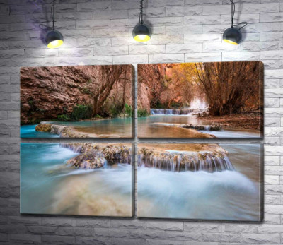 Каскади прозорої води водоспадів Хавасу (Havasu Falls) серед осінніх дерев