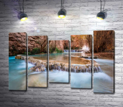 Модульна картина "Каскади прозорої води водоспадів Хавасу (Havasu Falls) серед осінніх дерев"