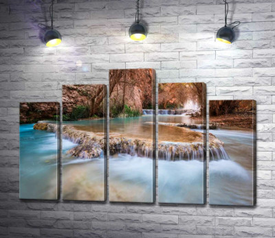 Каскады прозрачной воды водопадов Хавасу (Havasu Falls) среди осенних деревьев
