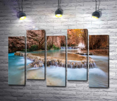 Модульна картина "Каскади прозорої води водоспадів Хавасу (Havasu Falls) серед осінніх дерев"