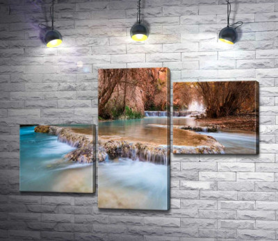 Модульная картина "Каскады прозрачной воды водопадов Хавасу (Havasu Falls) среди осенних деревьев"