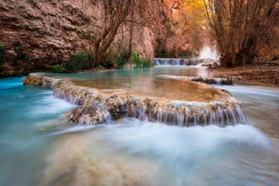 Каскади прозорої води водоспадів Хавасу (Havasu Falls) серед осінніх дерев