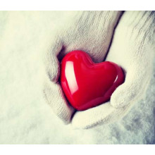 Теплий колір серця на холодному фоні білих рукавичок
