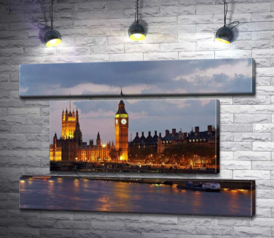 Вечірня набережна Темзи сяє вогнями Вестмінстерського палацу (Palace of Westminster)